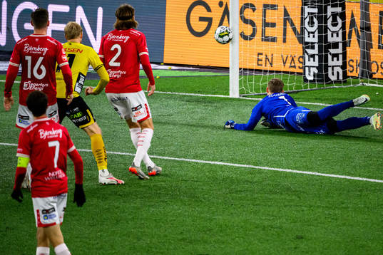 Degerfors målvakt Sondre Lovseth Rossbach ser bollen ta i