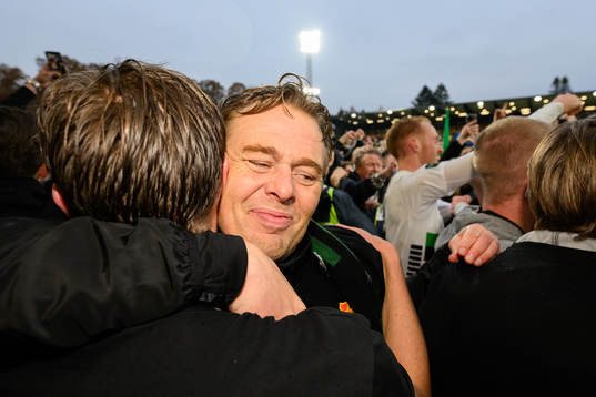 GAISs tränare Fredrik Holmberg jublar