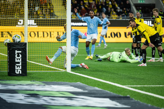 Malmö FFs Derek Cornelius gör 1-1