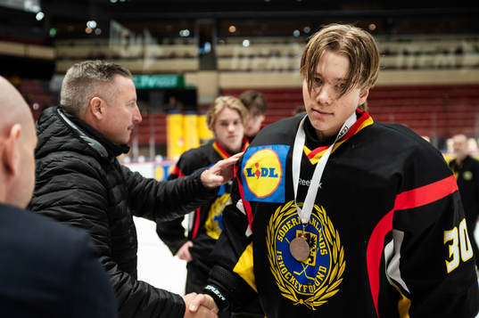 Södermanlands målvakt Douglas Nilsson tar emot en