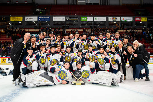 Stockholm Nords spelare jublar med pokalen
