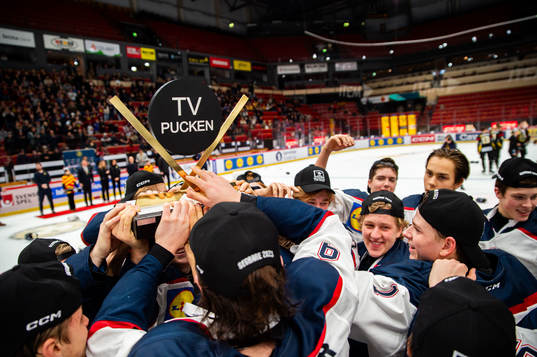 Stockholm Nords spelare jublar med pokalen