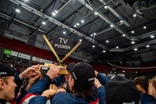 Stockholm Nords spelare jublar med pokalen