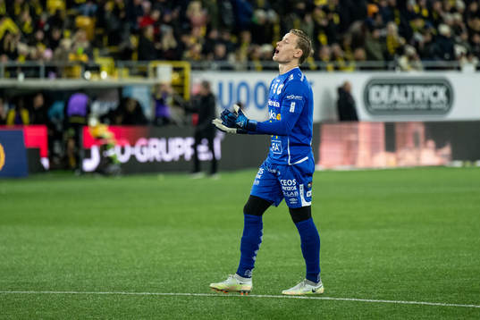 Degerfors målvakt Sondre Lovseth Rossbach deppar