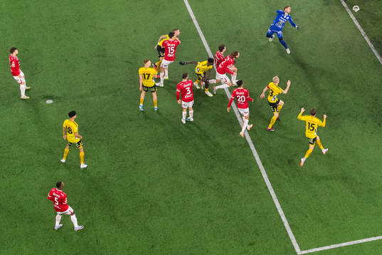 Elfsborgs Sebastian Holmen gör 1-1 bakom Degerfors