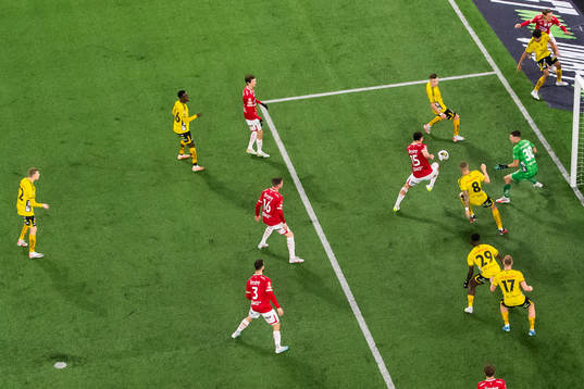 Degerfors Seid Korac gör 0-1 bakom Elfsborgs målvakt
