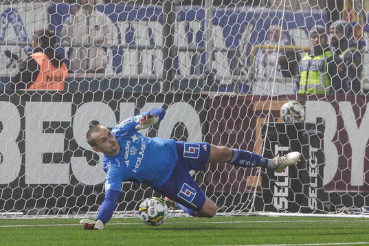 IFK Norrköpings målvakt Oscar Jansson räddar straff