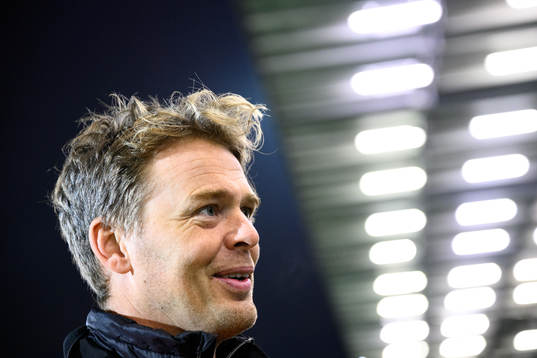 Tränare Fredrik Holmberg blir intervjuad