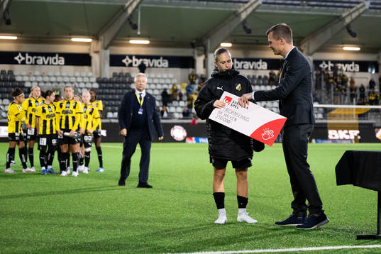 Häckens Filippa Curmark tar emot en check av Svenska Spels