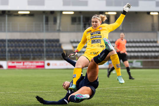 Kristianstads målvakt Moa Olsson och Linköpings Cathinka