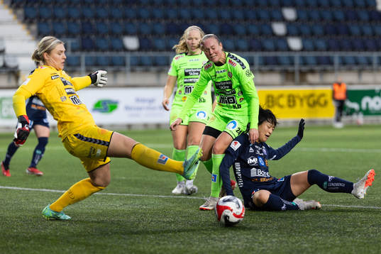 Kristianstads målvakt Moa Olsson och Therese Ivarsson och