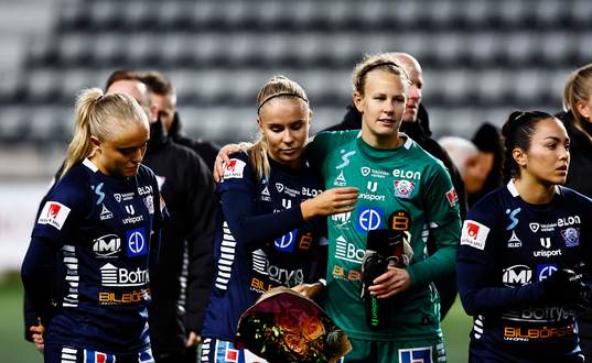 Linköpings Stina Lennartsson och målvakt Cajsa Andersson