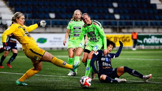 <krkr24 och lili8<under fotbollsmatchen i Damallsvenskan