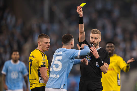 Elfsborgs Per Frick får en varning av Domare Glenn Nyberg