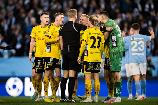Elfsborgs spelare reagerar på domslut från Domare Glenn