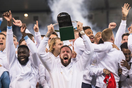 Malmö FFs Pontus Jansson jublar med pokalen