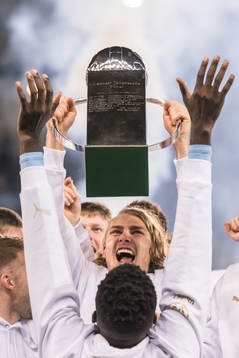 Malmö FFs spelare jublar med Lennart Johanssons Pokal