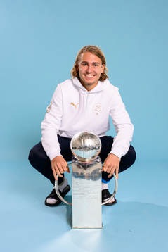 Malmö FFs Sebastian Nanasi jublar med pokalen