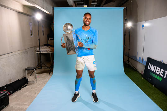Malmö FFs Isaac Kiese Thelin jublar med pokalen