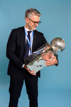 Malmö FFs VD VD Niclas Carlnén jublar med pokalen