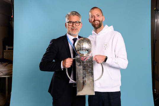 Malmö FFs VD Niclas Carlnén jublar med pokalen