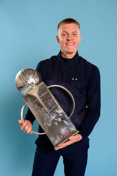 Malmö FFs Sebastian Jörgensen jublar med pokalen