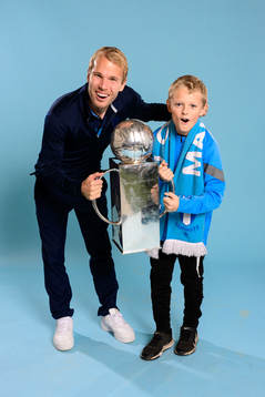 Malmö FFs Oscar Lewicki och son Liam jublar med pokalen
