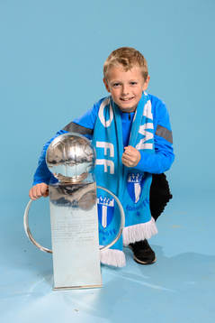 Liam Lewicki (son till Oscar Lewicki ) jublar med pokalen