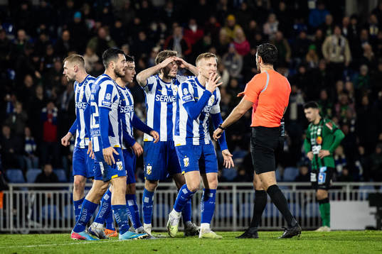 IFK Göteborgs spelare reagerar mot Domare Granit Maqedonci