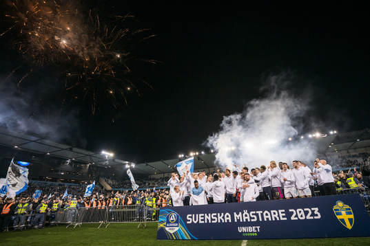 Malmö FFs spelare jublar med pokalen
