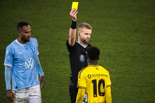 Elfsborgs Michael Baidoo får en varning av Domare Glenn