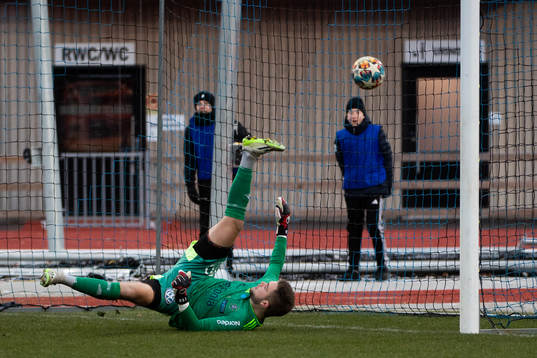 Karlstads Haytam Chebil gör 3-3 målet på Ängelholms