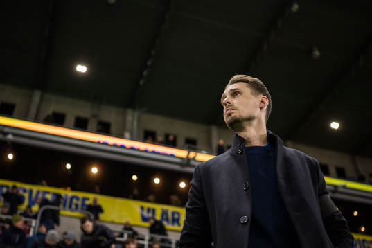 Head coach Daniel Bäckström of Sweden