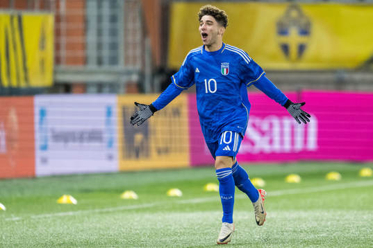 Italiens Simone Pafundi jublar
