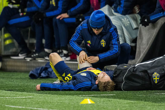 Sveriges Pontus Dahbo har ont och får vård