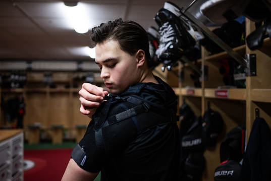 Frölunda J20s Rasmus Odelhög tar på sig utrustning