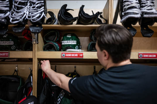 Frölunda J20s Rasmus Odelhög i omklädningsrummet
