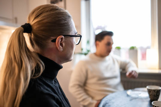 Mamma Camilla och Frölundas Rasmus Odelhög i hemmet