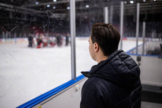 Frölunda J20s Rasmus Odelhög tittar på en