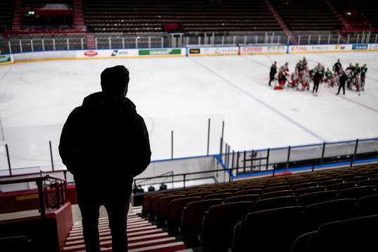 Frölunda J20s Rasmus Odelhög tittar på en