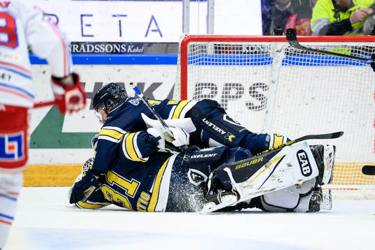 HV71s målvakt Joni Ortio och Kalle Maalahti