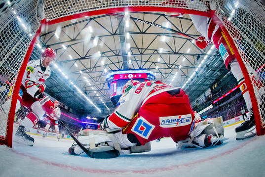 MoDos David Rundblad och målvakt Olle Eriksson Ek