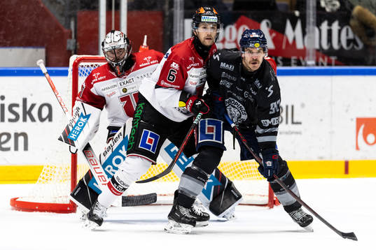 Örebros målvakt Jhonas Enroth och Filip Berglund mot