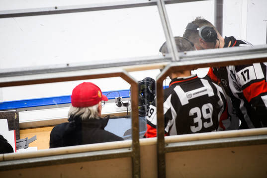 Domare Mattias Enroth och Mikael Johansson videogranskar