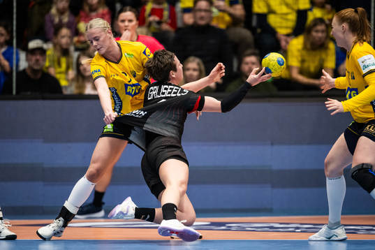 Nina Koppang of Sweden and Alina Grijseels of Germany