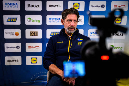 Sveriges förbundskapten Tomas Axnér vid en intervju