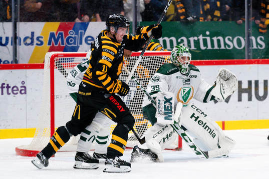 Skellefteås Max Lindholm och Färjestads målvakt Carl