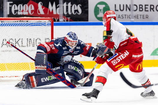 Frölundas Tom Nilsson gör 0-2 bakom Linköpings målvakt