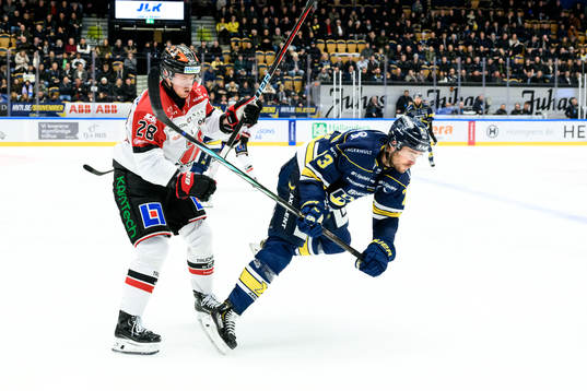 Örebros Linus Arnesson och HV71s Nicholas Shore