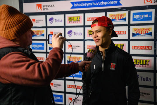Örebros målvakt Herman Liv blir intervjuad
